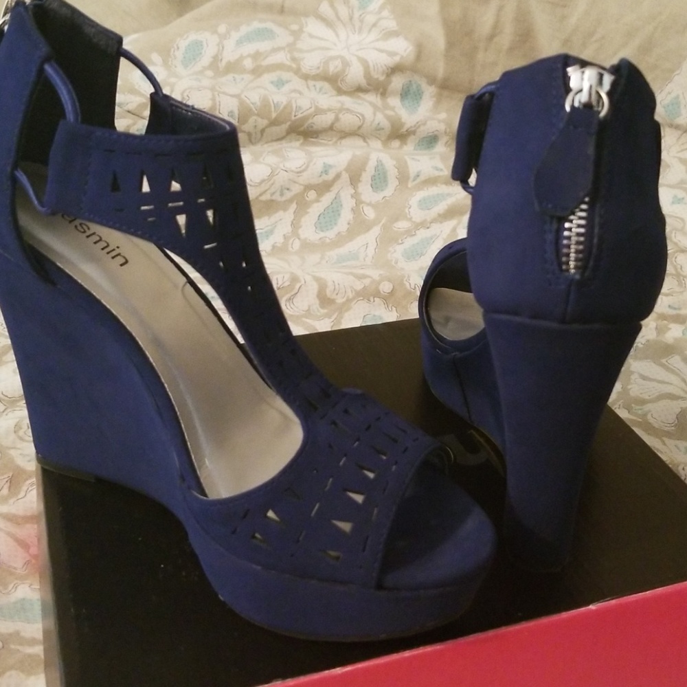 Beautiful navy blue wedge!
